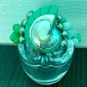 She’ll center MOP Centerpiece stretch facet beads